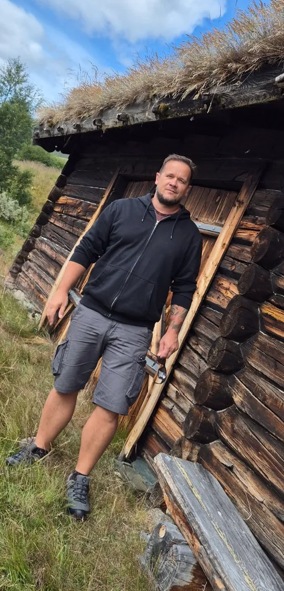Juhász Roland Norvégiában, egy faháznál