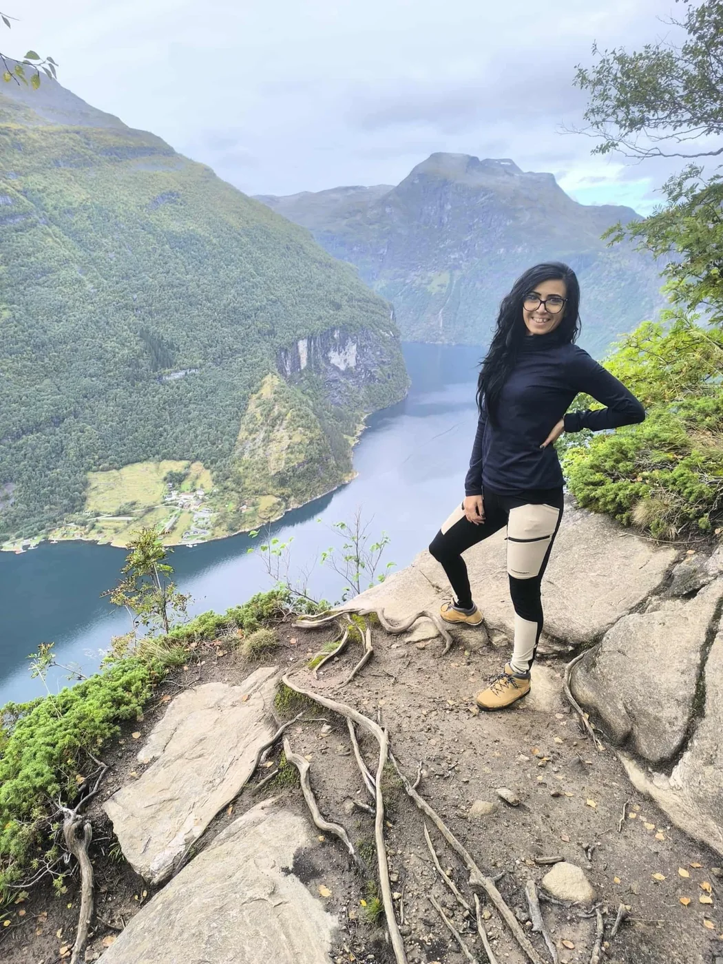 Bányai Viktória egy norvég fjord fölött